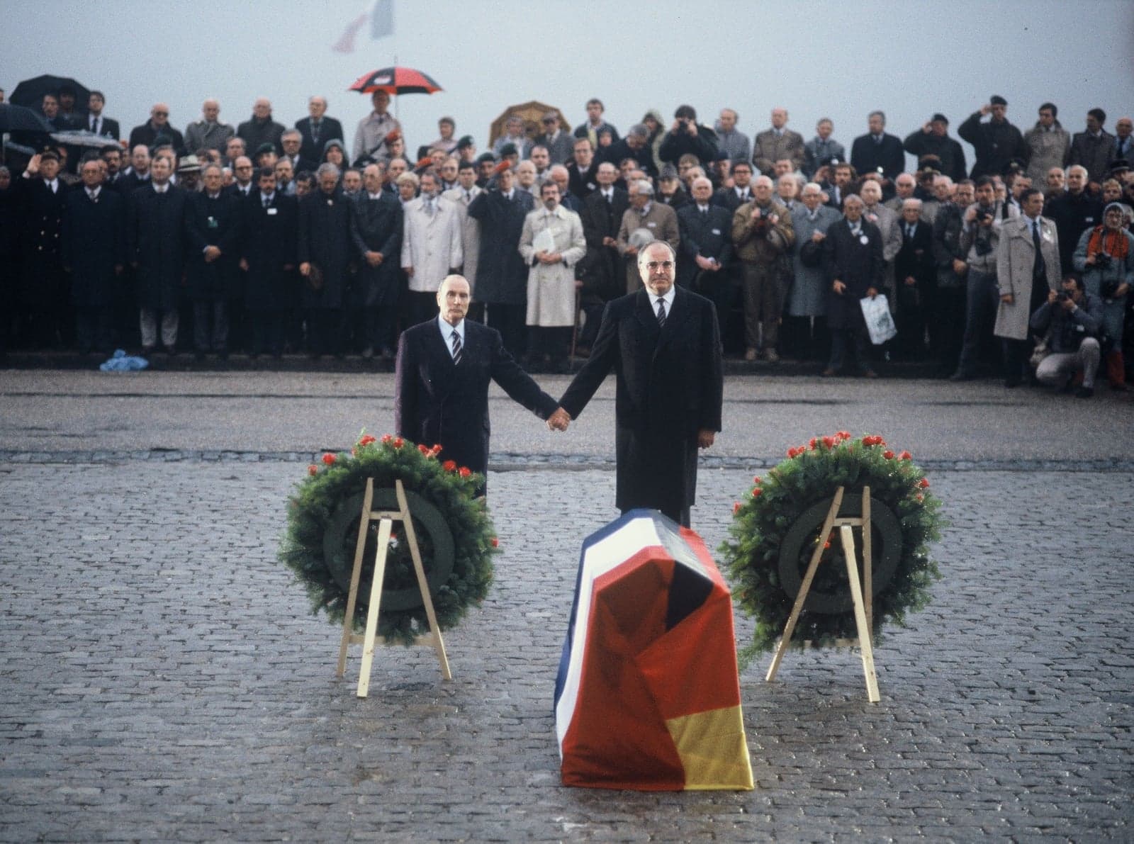 Der damalige französische Staatspräsident François Mitterrand und der damalige deutsche Bundeskanzler Helmut Kohl gedenken in Verdun gemeinsam der Toten beider Weltkriege. Welches Ziel der Europäischen Union wird bei diesem Treffen deutlich?